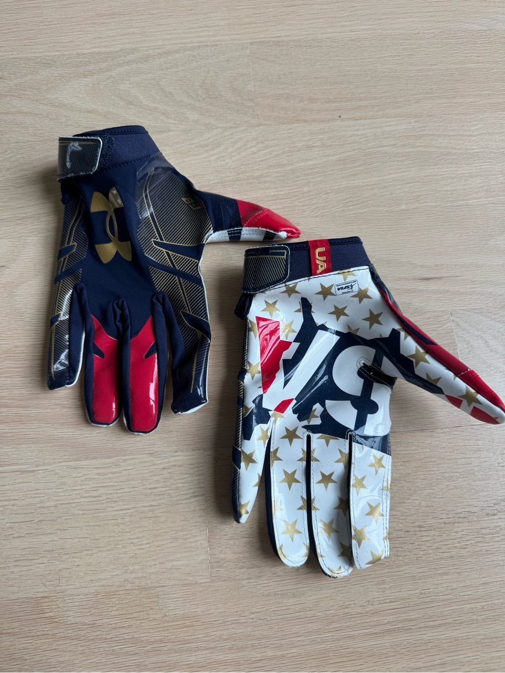 Under Armour Youth USA Football
Gloves - Youth XXL